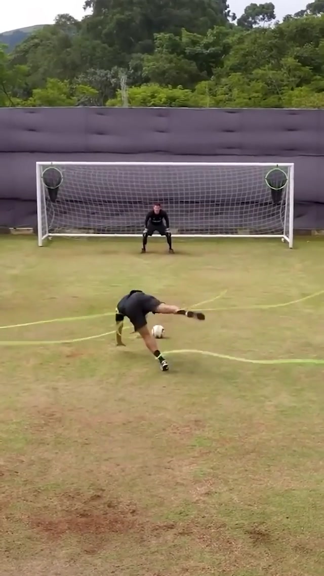 Tratá de patear el penal